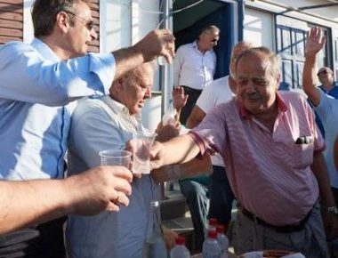 «Αυριανέ πρωθυπουργέ...»: Με μαντινάδες έγινε δεκτός στη Σητεία ο Κυριάκος Μητσοτάκης